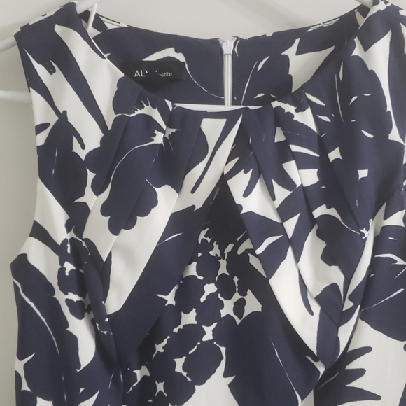 Blue and white dress - Picture 2 of 3